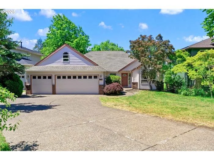 Public Reddit source photo of a single-story brick house submitted for roof and exterior paint color advice